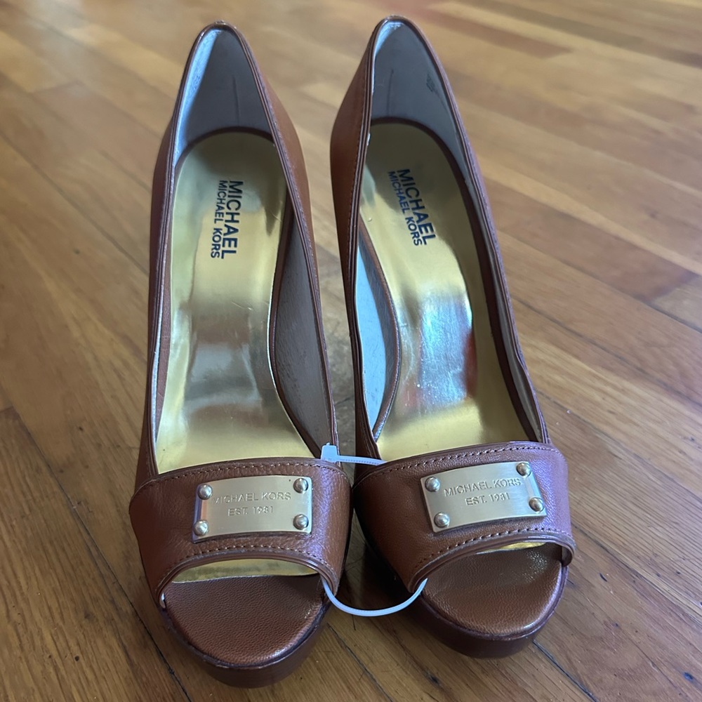 Michael Kors leather peep toe tan gold logo plaque pumps heels Size 9